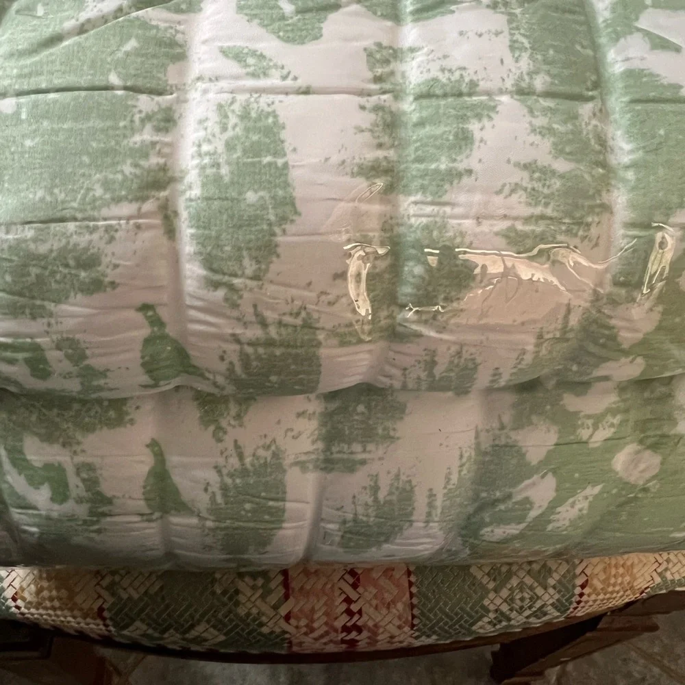 King Size Comforter, 2 king size pillow shams, green and white, new in bag - Picture 3 of 6
